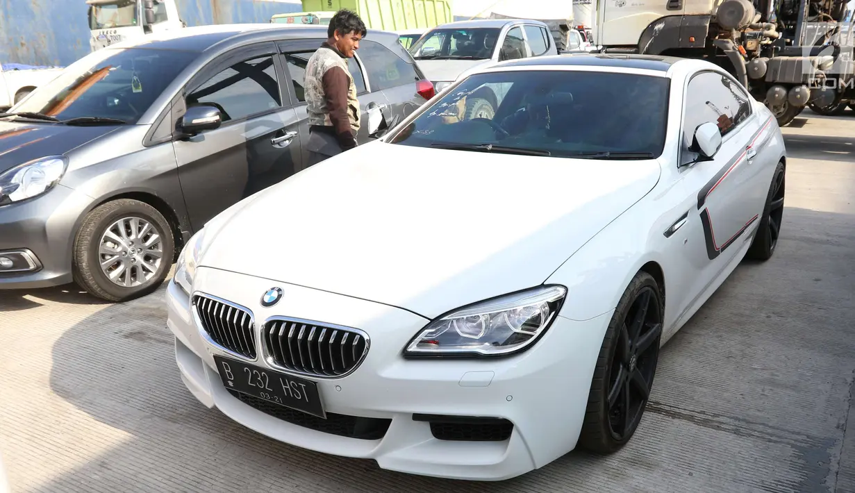 Penampakan mobil mewah sitaan KPK dari Bupati Hulu Sungai Tengah nonaktif Abdul Latif di Pelabuhan Tanjung Priok, Jakarta, Senin (19/3). KPK menyita untuk kepentingan pembuktian perkara dan mencegah penurunan nilai barang. (Liputan6.com/Angga Yuniar)