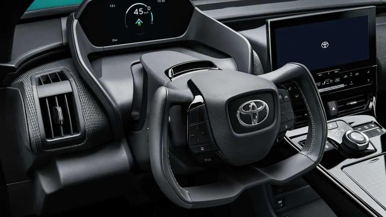 Interior Toyota bZ4X dengan setir Yoke (insideevs.com)