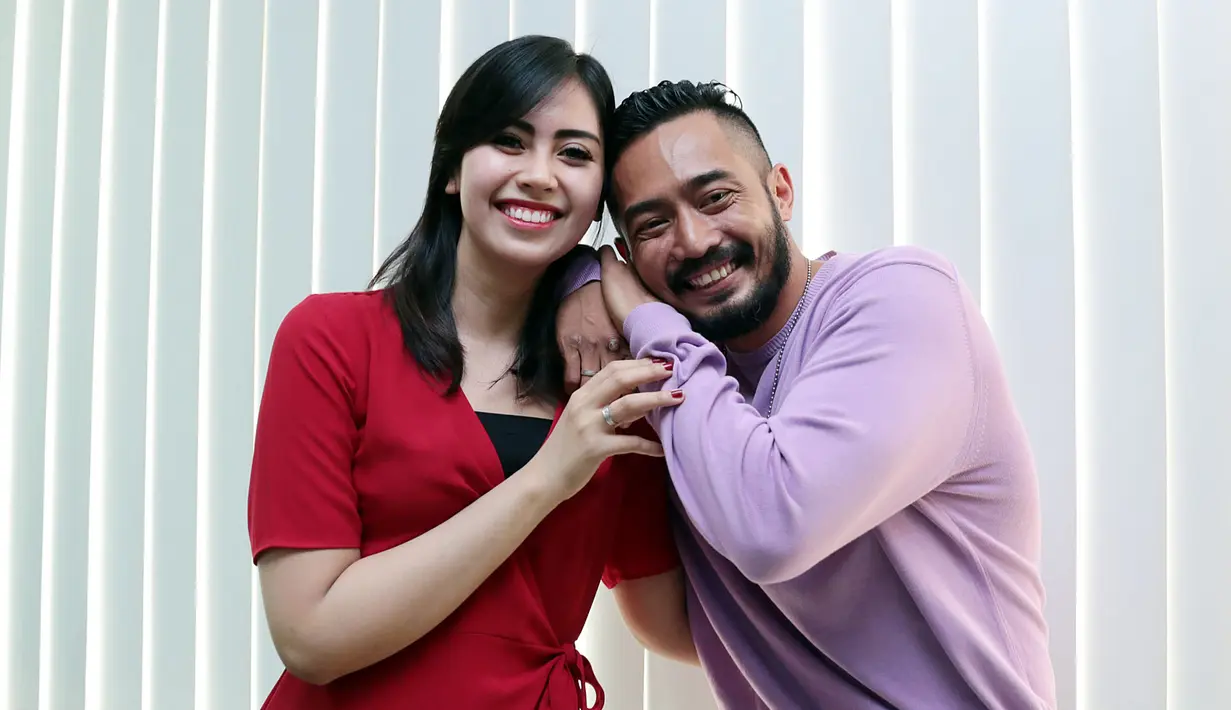 Yama Carlos dan Arfita Dwi Putri kembali berbahagia setelah kisruh rumah tangganya berakhir damai. Perceraian sempat menjadi pilihan mereka, namun akhirnya semua itu batal terjadi dan keduanya kembali harmonis. (Deki Prayoga/Bintang.com)