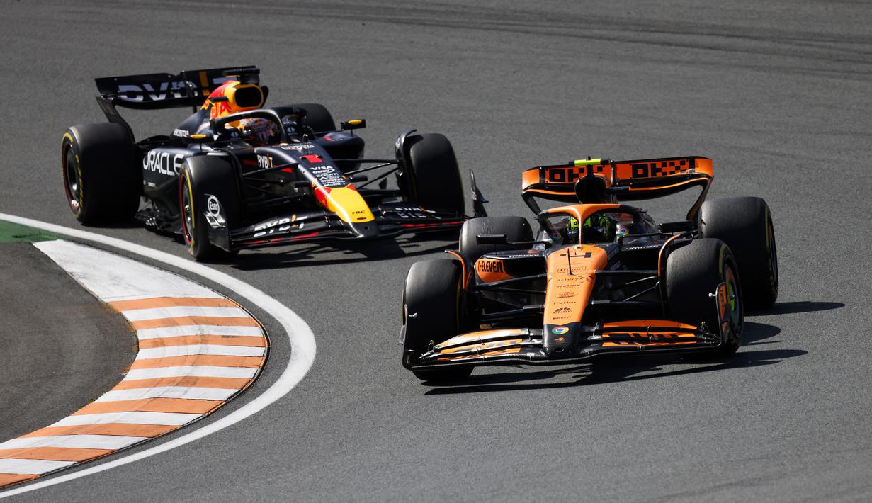 Pembalap McLaren, Lando Norris (kanan) beradu cepat dengan pembalap Red Bull, Max Verstappen saat Formula 1 GP Belanda yang berlangsung di Sirkuit Zandvoort, Belanda, Minggu (26/08/2024) malam WIB. (AFP/Simon Wohlfahrt)
