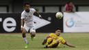 Gelandang Persebaya Surabaya, Abu Rizal, berebut bola dengan striker Bhayangkara FC, Ramiro Ezequiel, pada laga Shopee Liga 1 di Stadion Patriot Chandrabhaga, Bekasi, Sabtu (31/8). Persebaya menang 2-0 atas Bhayangkara. (Bola.com/Yoppy Renato)