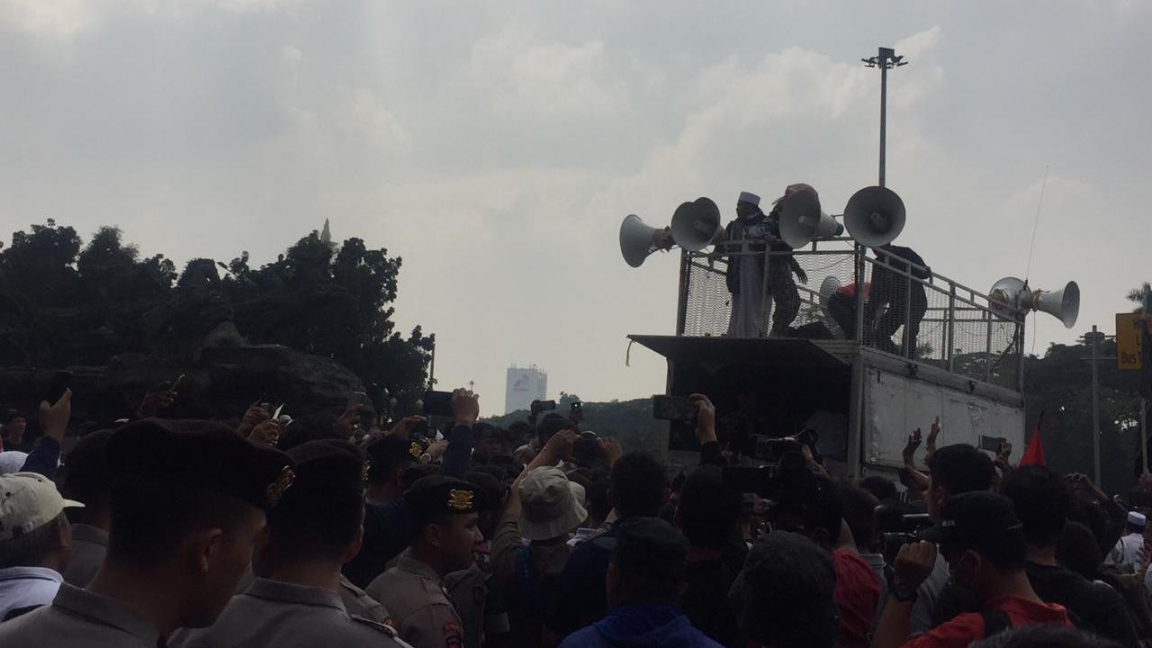 Wakil Ketua PA 212 , Asep Syarifudin menyerukan kepada massa untuk mengumpulkan demonstran lebih banyak lagi untuk mengawal sidang putusan sengketa hasil pemili presiden, Kamis 27 September.