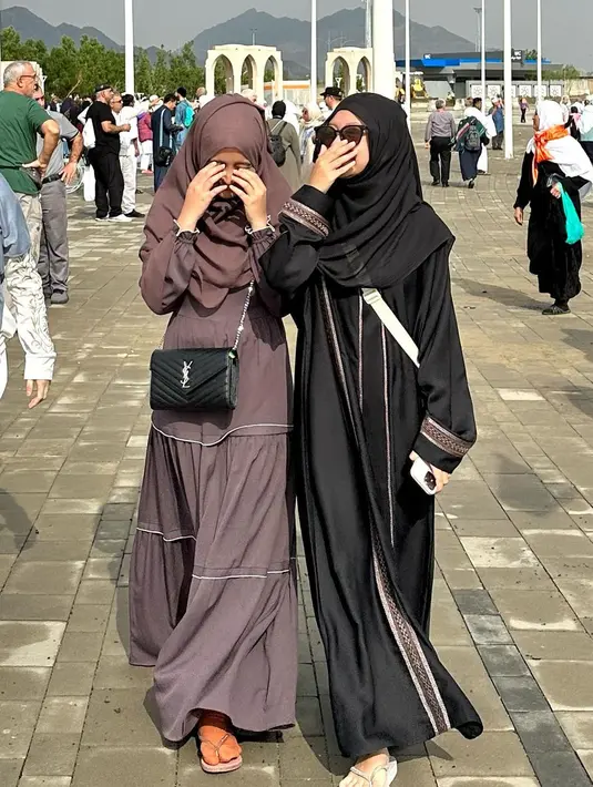 Lihat di sini tampilan kompak kakak beradik Arafah Rianti dan Halda jalani umroh bersama. @arafahrianti.