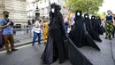 Aktivis Extinction Rebellion berbaris di sepanjang Parliament Street sebagai bagian dari protes perubahan iklim di London, Inggris, Selasa (8/9/2020). Menggelar aksi di tengah pandemi COVID-19, para aktivis mengenakan masker selama protes berlangsung. (AP Photo/Alberto Pezzali)