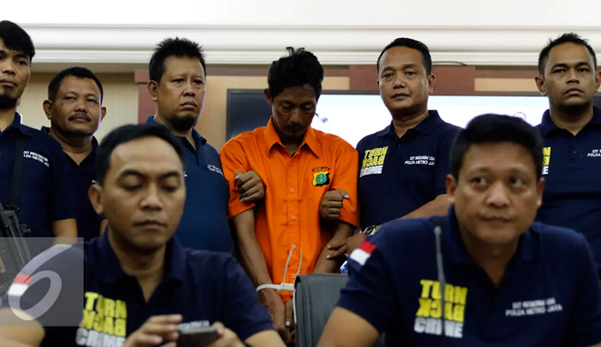 Direktorat Reserse Kriminal Umum (Dirkrimum) Polda Metro Jaya, berhasil mengungkapkan kasus pembunuhan keji yang menewaskan Ibu dan anak di Penggilingan, Cakung, Jakarta Timur, Jumat (16/10/2015). (Liputan6.com/Yoppy Renato)