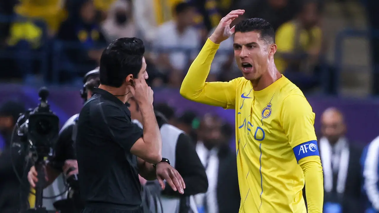 Foto: Penampakan Hernan Crespo dan Raut Kecewa Cristiano Ronaldo di Liga Champions Asia