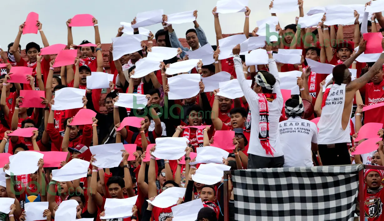 Aksi Semeton Dewata, pendukung tim Bali United dalam turnamen sepak bola Bali Island 2016 di Stadion Kapten I Wayan Dipta, Gianyar, Bali, Minggu (21/2/2016). (Bola.com/Peksi Cahyo)