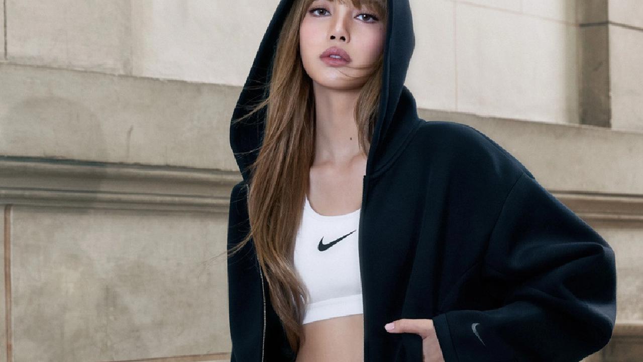 Lisa BLACKPINK Resmi Digandeng Nike, Sepatu Air Max 95 Langsung Ludes