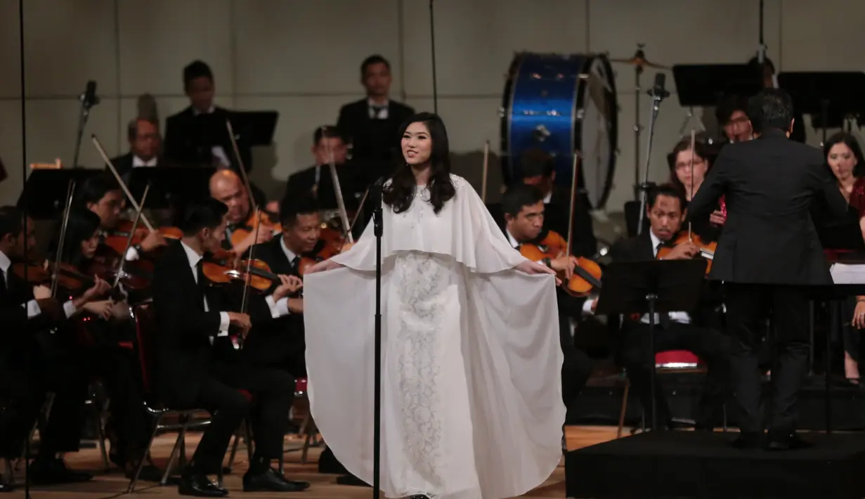 Suara sopran penyanyi Isyana membuat kagum penikmat musik yang diadakan di Teater Jakarta Taman Ismail Marzuki Jalan Cikini Raya Jakarta Rabu (31/1/2018).  (Adrian Putra/Bintang.com)
