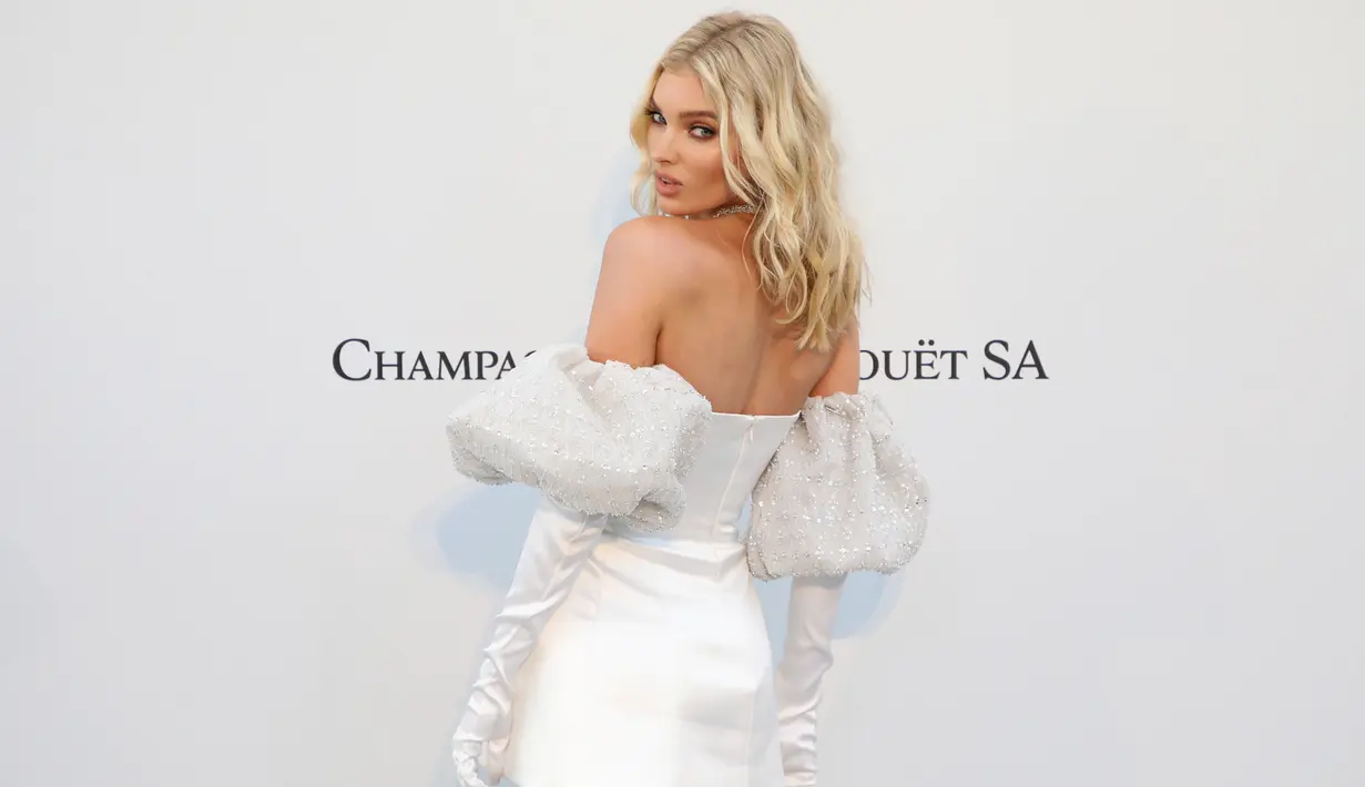 Model Elsa Hosk berpose saat menghadiri gala amfAR Cinema Against AIDS 2019 dalam Festival Film Cannes ke-72 di Antibes, Prancis (23/5/2019). Elsa Hosk tampil seksi dengan gaun mini berwarna putih. (AP Photo/Joel C Ryan)