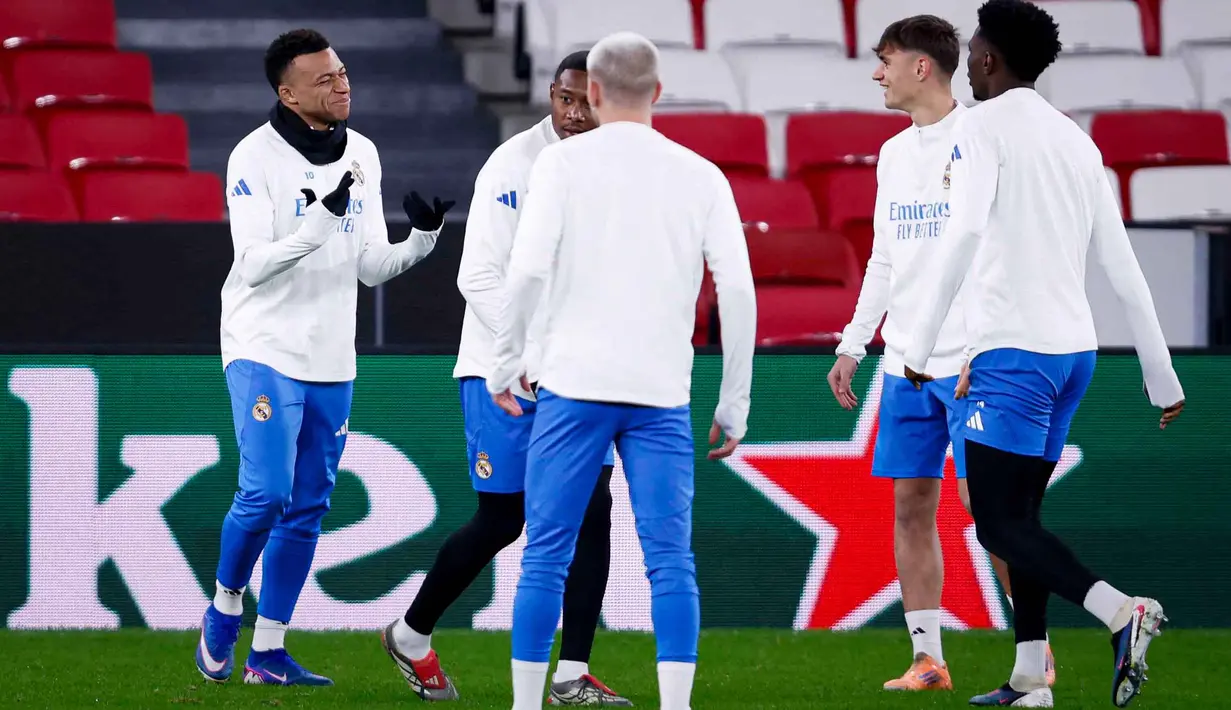 Los Blancos masih bisa tergusur dari delapan besar karena jarak mereka dengan peringkat kesembilan hanya dua poin. Tampak dalam foto, penyerang Real Madrid asal Prancis, Kylian Mbappe (kiri) dan rekan-rekan setimnya berlatih jelang matchweek kedelapan Liga Champions 2025-2026 melawan SL Benfica di stadion Luz, Lisbon pada Selasa 27 Januari 2026. (FILIPE AMORIM/AFP)