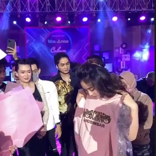 Tetap Berteman Baik, Ini 6 Momen Stefan William Beri Kejutan Ultah untuk Natasha Wilona