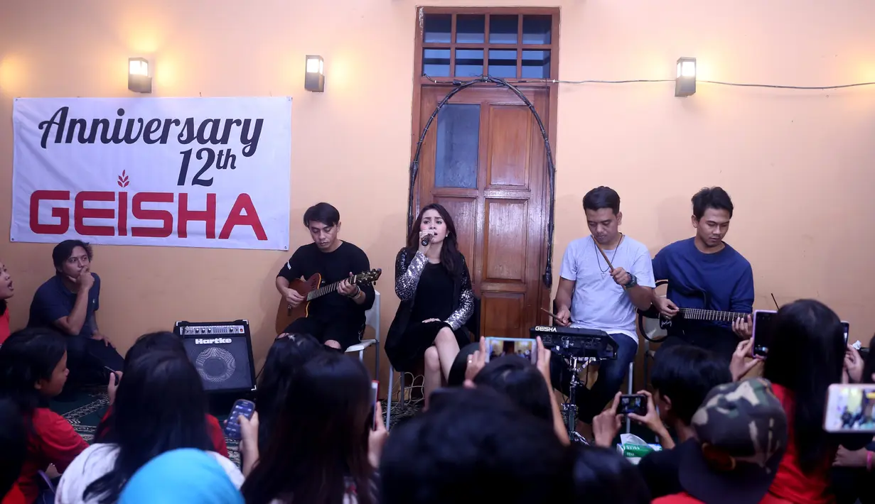 Grup band Geisha selalu mencoba membuat hasil karyanya sesuai dengan perkembangan musik tanah air. Hal ini semata-mata agar Geisha dapat diterima selalu oleh semua masyarakat. (Andy Masela/Bintang.com)