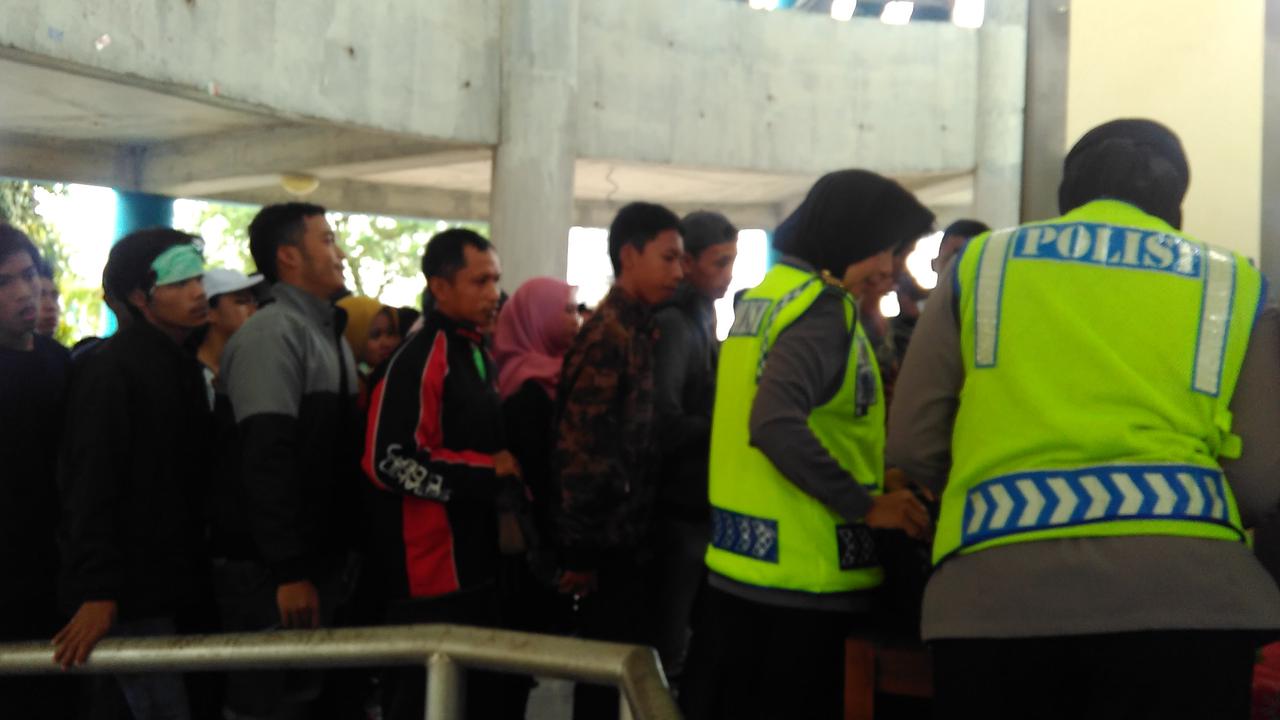 Suporter mulai padati stadion Maguwoharjo jelang pembukaan Piala Presiden 2017 (Liputan6.com / Cakrayuri Nuralam)