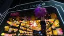 Pekerja memasang ornamen lampu hias saat llumination of Jakarta: Glow of Peace di kawasan Bundaran Hotel Indonesia, Jakarta, Kamis (28/5/2026). (Kapanlagi.com/Budy Santoso)