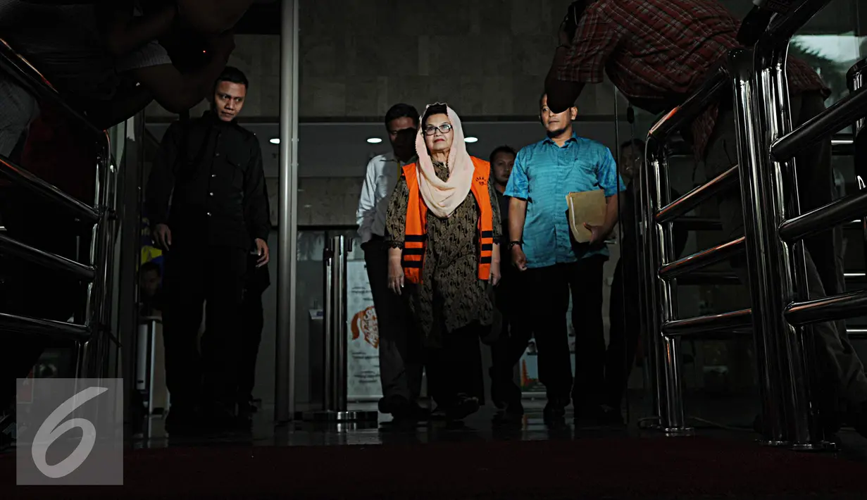 Mantan Menkes Siti Fadilah Supari berjalan meninggalkan kantor KPK usai menjalani pemeriksaan di Gedung KPK Jakarta, Rabu (9/11). Siti Fadilah diperiksa terkait pengadaan alat kesehatan yang melibatkan Mulya A Hasjmy (Liputan6.com/Helmi Affandi)