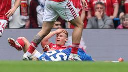 Pemain Chelsea, Jesse Derry terbaring di lapangan usai bertabrakan dengan pemain Nottingham Forest, Zach Abbott pada laga pekan ke-35 Premier League di Stamford Bridge, Senin (4/5/2026). (AFP/Adrian Dennis)