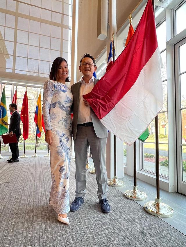 7 Potret Mesra Titi Radjo Padmaja dan Suami yang Jarang Tersorot