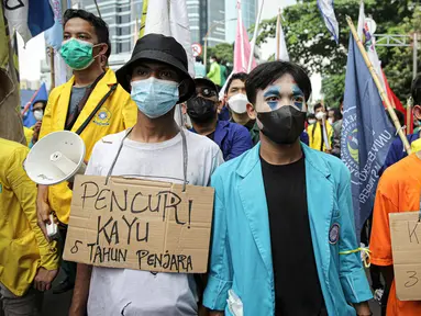 Mahasiswa yang tergabung dalam Aliansi BEM Seluruh Indonesia (BEM SI) menggelar aksi di sekitar Gedung Merah Putih KPK, Jakarta, Senin (27/9/2021). Aksi yang diikuti ratusan mahasiswa tersebut menuntut pembatalan pemecatan 57 pegawai KPK pada 30 September mendatang. (Liputan6.com/Faizal Fanani)