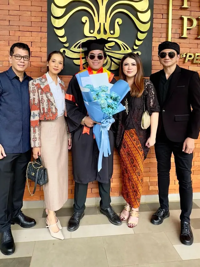 6 Potret Beda Gaya Wina Natalia dan Gista Putri Hadiri Wisuda Salvaditya Tama