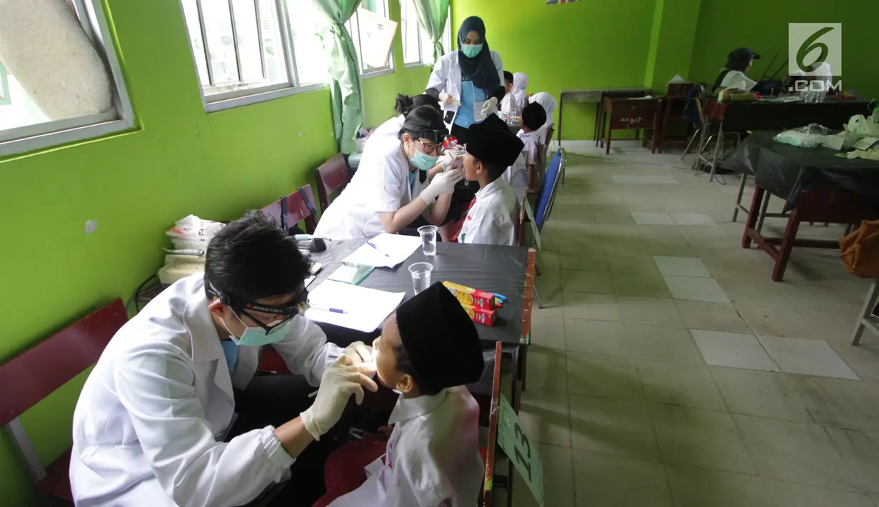 Sejumlah siswa menjalani pemeriksaan gigi gratis di Mts Negeri 1, Batam, Kepri, Selasa (7/8). Selain diperiksa, para siswa juga mendapat pengobatan gigi gratis dalam rangka HUT OT ke 70.  (Liputan6/com/HO/Iwan)