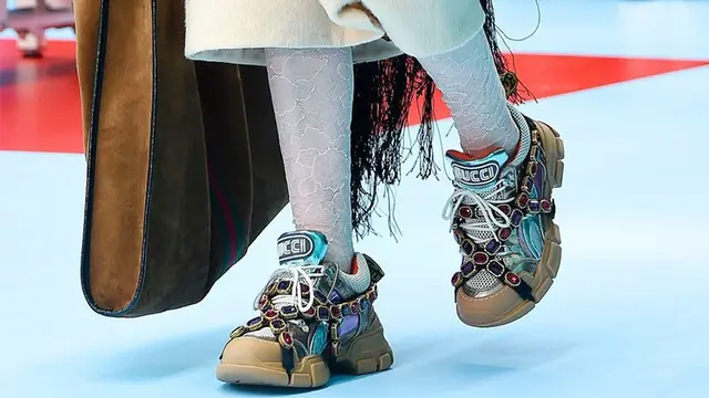 [Bintang] Jauh dari Kesan Monoton, Hiasi Sneakers dengan Detail Berkilau yang Menawan