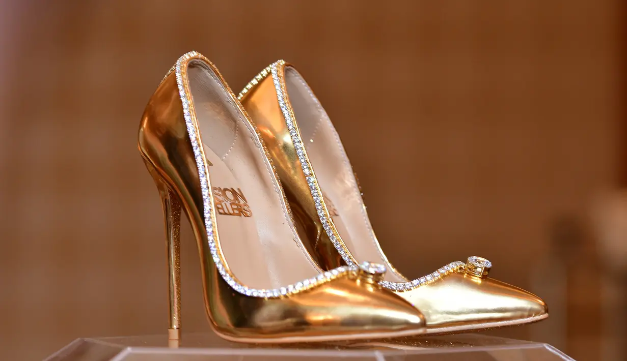 Sepasang sepatu high heels 'The Passion Diamond' dipamerkan di Burj Al Arab, Dubai, Uni Emirat Arab, Rabu (26/9). Sepatu ini terbuat dari emas dengan dua berlian D-flawless masing-masing 15 karat. (AFP PHOTO / GIUSEPPE CACACE)