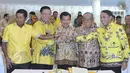 Wapres Jusuf Kalla (tengah) bersama Ketum Partai Golkar versi munas Bali Aburizal Bakrie, Ketum Partai Golkar versi munas Ancol Agung Laksono berjabat tangan setelah penandatanganan kesepakatan islah di Jakarta, Sabtu (30/5). (Liputan6.com/Johan Tallo)