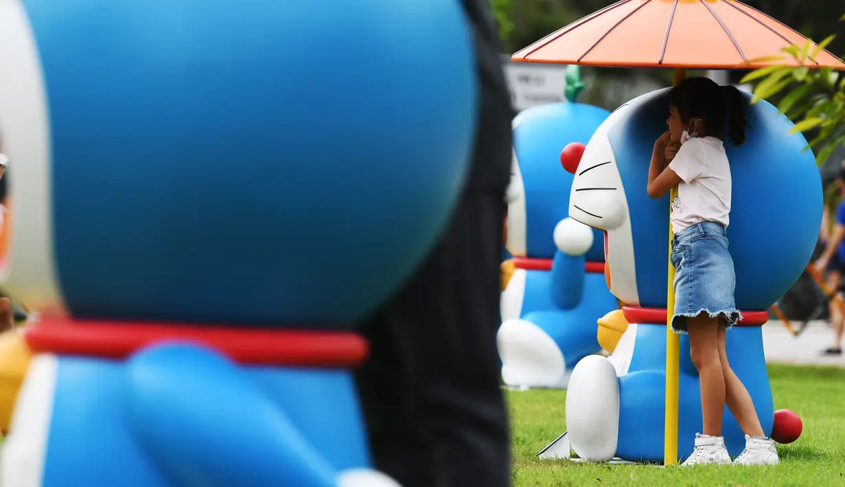 Seorang anak mengunjungi pameran "Doraemon's Time-Travelling Adventures in Singapore" yang digelar di Museum Nasional Singapura pada 3 November 2020. Pameran ini akan berlangsung hingga 27 Desember 2020. (Xinhua/Then Chih Wey)