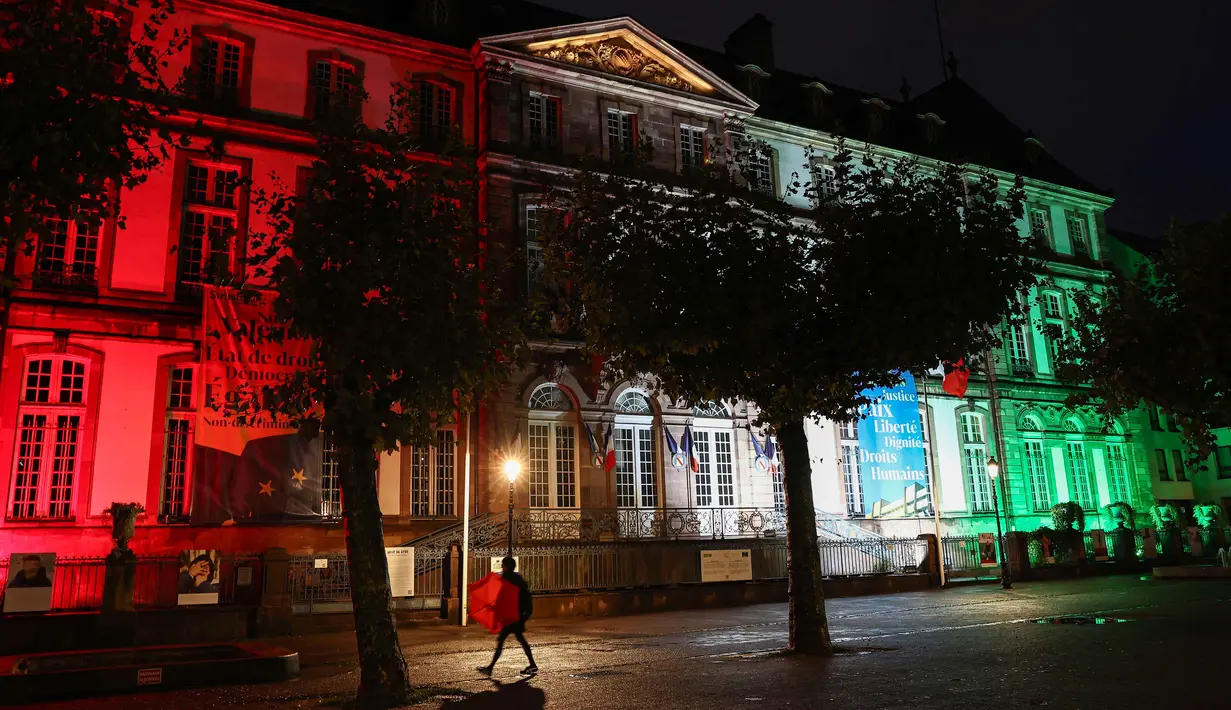 Lebih dari lima puluh balai kota yang dipimpin oleh partai kiri mengibarkan bendera Palestina di depan gedung mereka pada Senin 22 September 2025, hari yang dipilih oleh Presiden Prancis untuk secara resmi mengakui Negara Palestina. (FREDERICK FLORIN/AFP)