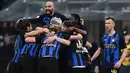 Selebrasi gol pemain Inter Milan pada laga lanjutan Serie A yang berlangsung di Stadion San Siro, Milan, Senin (18/3). Inter Milan menang 3-2 atas AC Milan. (AFP/Miguel Medina)