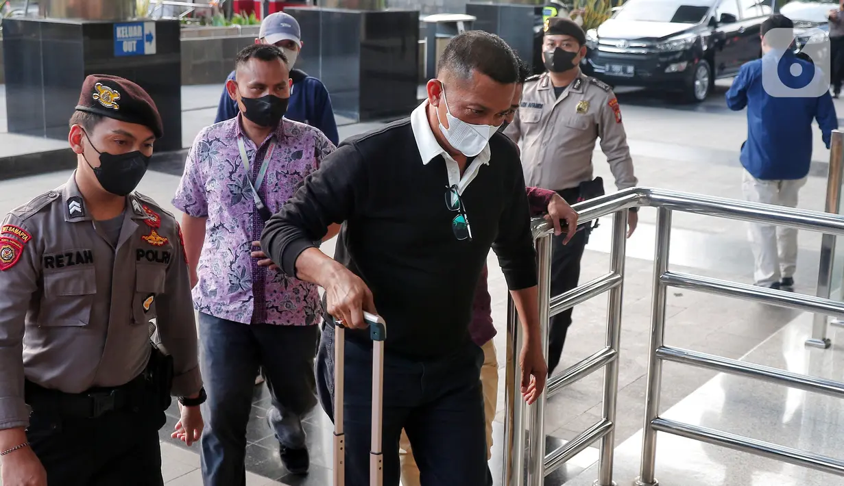 Adil tiba di Gedung KPK sekitar pukul 16.18 WIB. Dia tampak mengenakan kemeja putih dan jaket hitam. (Liputan6.com/Angga Yuniar)
