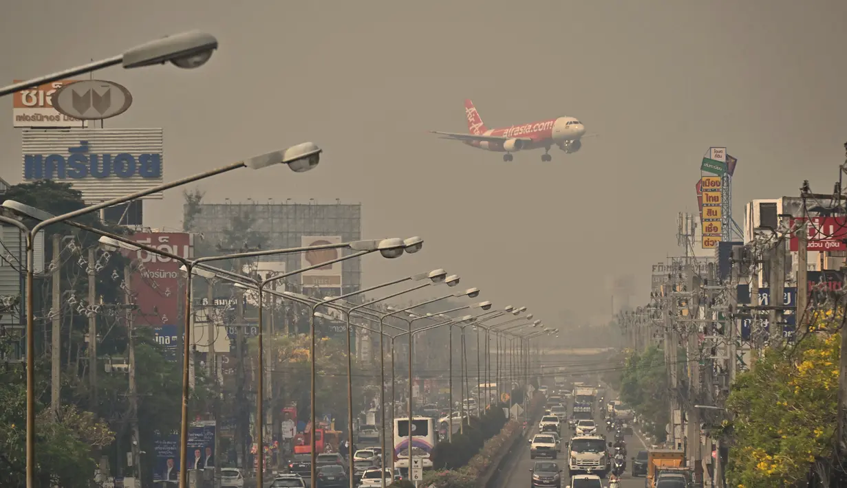 <p>Tingkat polusi yang tinggi di kota Chiang Mai di Thailand utara dan provinsi sekitarnya membuat turis menjauh dan mengkhawatirkan penduduk setempat. (AFP/Lillian Suwanrumpha)</p>