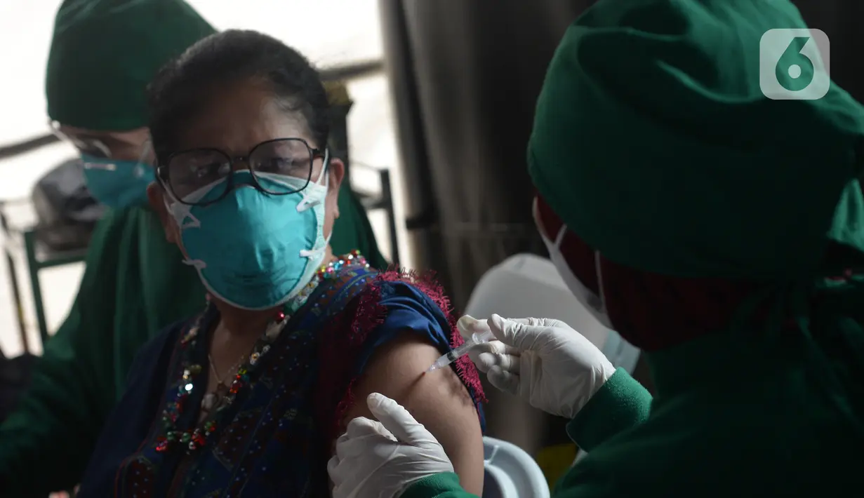 Petugas kesehatan menyuntikkan vaksin COVID-19 Moderna kepada warga di Puskesmas Kramat Jati, Jakarta, Jumat (20/8/2021). Di Indonesia, vaksin COVID-19 Moderna khusus bagi tenaga kesehatan sebagai vaksin ketiga atau booster, namun kini tidak lagi. (merdeka.com/Imam Buhori)