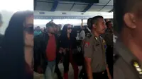 Dengan pengawalan petugas kepolisian dan kejaksaan, Nita Budi Susanti permasuri mendiang Sultan Ternate, tiba di Bandara Ternate, Maluku Utara, Sabtu (29/10/2016) pukul 15.00 WIT. (Liputan6.com/Hairil Hiar)