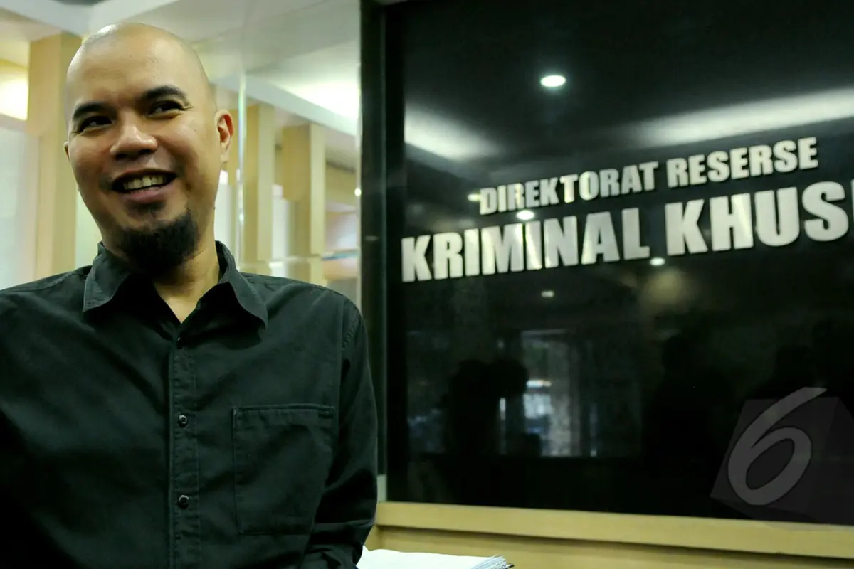 Musisi Ahmad Dhani mendatangi kantor Direktorat Reserse Kriminal Khusus Polda Metro Jaya, Jakarta, Kamis (9/4/2015).Ahmad Dhani melaporkan pengacara Farhat Abbas terkait kasus pencemaran nama baik di media sosial. (Liputan6.com/Faisal R Syam)