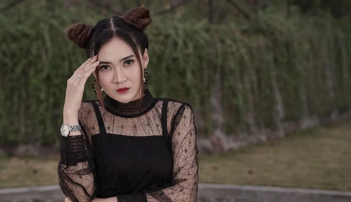 Penampilan Nella Kharisma dengan model rambut space buns ini pun mencuri perhatian netizen. Tak sedikit pula netizen yang memuji gaya penampilannya ini karena terlihat menggemaskan. (Liputan6.com/IG/@nellakharisma)