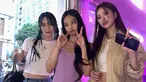 Xooos atau yang memiliki nama asli Kim Soo Yeon merupakan seorang penyanyi dan YouTuber yang memiliki lebih dari 1,5 juta subscriber. Dalam potret yang diunggahnya beberapa waktu lalu, Xooos tampak mengenakan baju crop warna putih dan berfoto dengan Jennie BLACKPINK. Diketahui, keduanya memang berteman cukup dekat. (Liputan6.com/IG/@xooos_)
