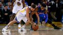 Pebasket Golden State Warriors Klay Thompson berebut bola dengan pebasket Detroit Pistons Andre Drummond di ORACLE Arena, California, Senin (9/11/2015). Warriors menang 109-95. (Getty Images/AFP/Ezra Shaw)