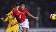 Charis Yulianto. Bek tengah yang telah pensiun dari Timnas Indonesia pada 2010 ini mampu mencetak 1 gol saat melawan Malaysia di Piala AFF 2004. Gol tersebut dicetaknya di leg kedua babak semifinal (3/1/2005) dengan skor akhir 4-1 untuk kemenangan Timnas Indonesia. (AFP/Bay Ismoyo)