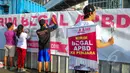Warga menandatangani spanduk bertuliskan "Kirim Begal APBD" sebagai bukti dukungan kepada Gubernur DKI Jakarta Basuki Tjahaja Purnama di bawah jembatan Bundaran HI, Jakarta, Minggu (8/3/2015). (Liputan6.com/Yoppy Renato) 