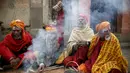 Para Sadhus duduk disamping tempat pembakaran di Kuil Pashupatinath, Kathmandu , Nepal, (6/3). Festival Maha Shivaratri dirayakan oleh umat Hindu di seluruh dunia. (REUTERS / Navesh Chitrakar)