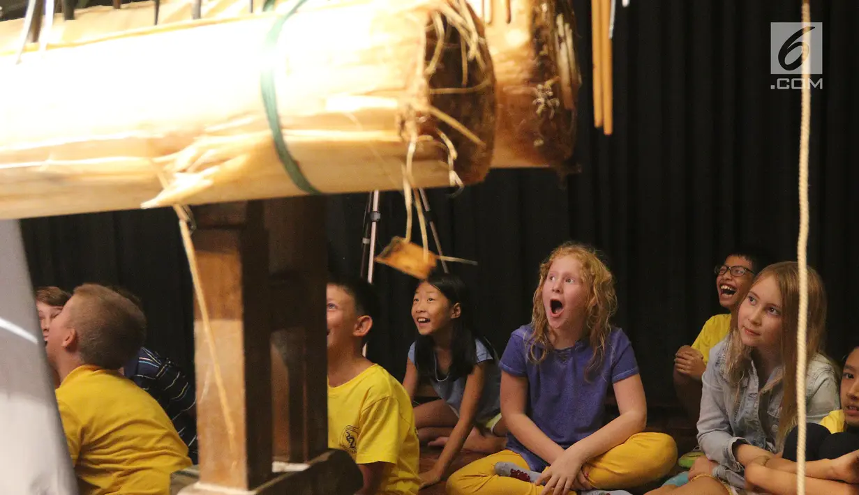Sejumlah siswa sedang menyaksikan pagelaran wayang kulit di Jakarta Intercultural School (JIS) Elementary, Jakarta, Kamis (2/11). Kegiatan ini bertujuan memperkenalkan ragam budaya Indonesia. (Liputan6.com/Fery Pradolo)