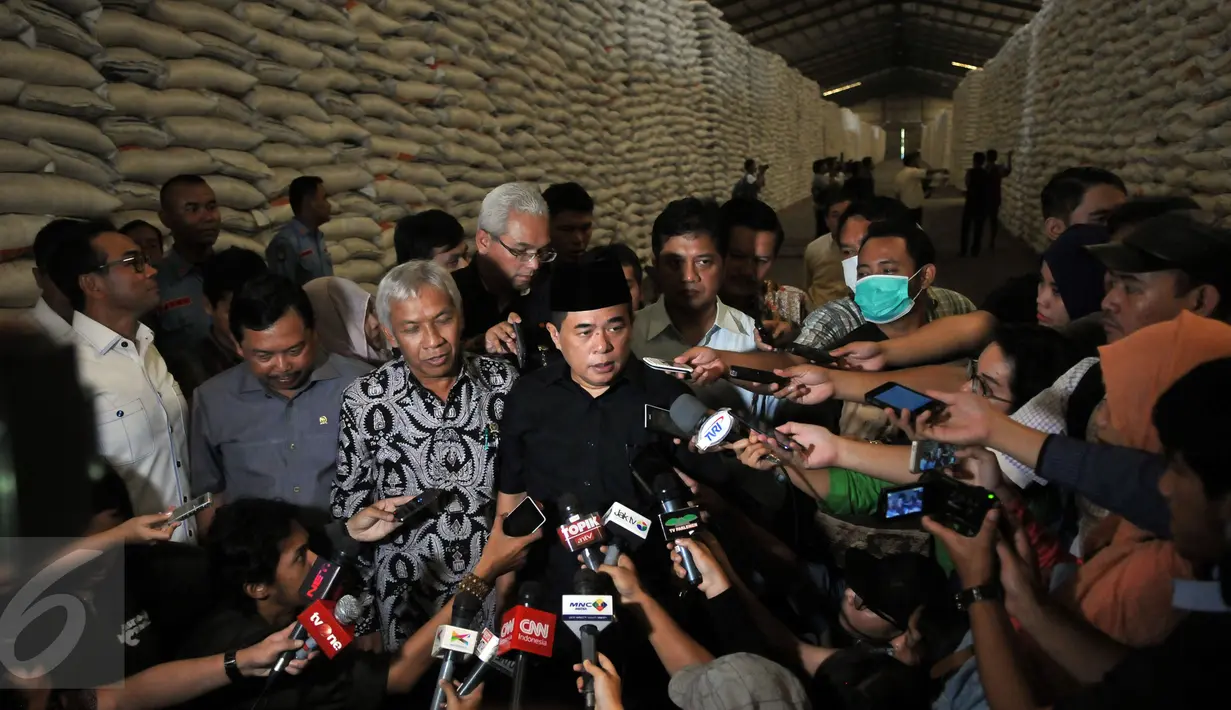 Ketua DPR Ade Komarudin (tengah) didampingi Wakil Ketua DPR Agus Hermanto (kiri) menjawab pertanyaan pers saat meninjau Gudang Bulog di Kelapa Gading, Jakarta Utara, (7/6).(Liputan6.com/Johan Tallo) 