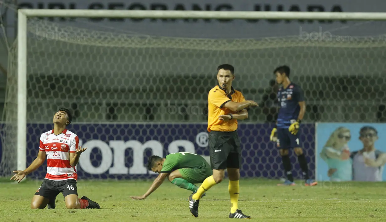 Wasit meniup peluit tanda berakhirnya pertandingan antara Madura United melawan PS TNI pada laga Liga 1 Indonesia di Stadion Pakansari, Bogor, Senin (18/9/2017). Madura United menang 3-2 atas PS TNI. (Bola.com/M Iqbal Ichsan)
