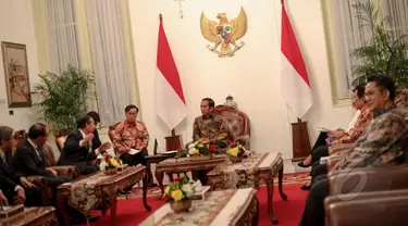 Presiden Joko Widodo menerima rombongan Parlemen Jepang di Istana Merdeka, Jakarta, Senin (4/5/2015). Pertemuan tersebut untuk meningkatan hubungan antara Jepang dan Indonesia terutama bidang bisnis, ekonomi dan pertanian. (Liputan6.com/Faizal Fanani)