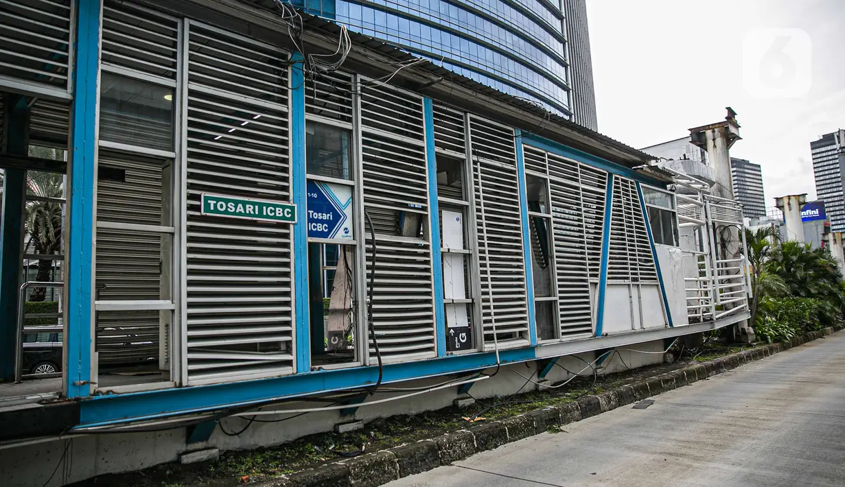 Halte Bus Transjakarta Tosari lama yang sudah tidak digunakan di Jalan Jenderal Sudirman, Jakarta, Kamis (7/1/2021). Kondisi halte tersebut kini terbengkalai usai beroperasinya Halte Tosari baru dengan daya tampung yang bertambah dua kali lipat. (Liputan6.com/Faizal Fanani)