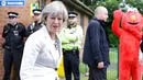 Perdana Menteri (PM) Inggris Theresa May seusai memberikan suaranya di TPS Kota Maidenhead, Kamis (8/6). Sebanyak 650 anggota parlemen Westminster akan dipilih, dengan sekitar 46,9 juta orang terdaftar untuk memilih. (AP Photo/Alastair Grant)