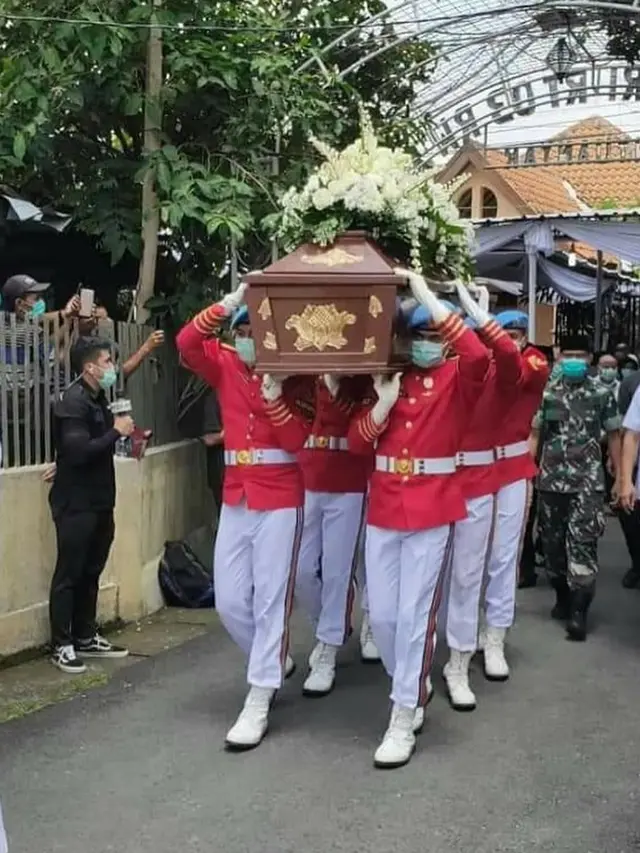 Dikebumikan di Samping Suami, Ini 6 Prosesi Pemakaman Ibunda Jokowi