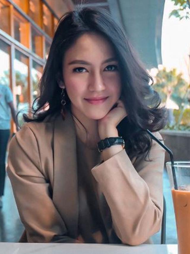 6 Potret Cantik Deanda Puteri, Penyanyi Pendatang Baru Keponakan Kaka Slank